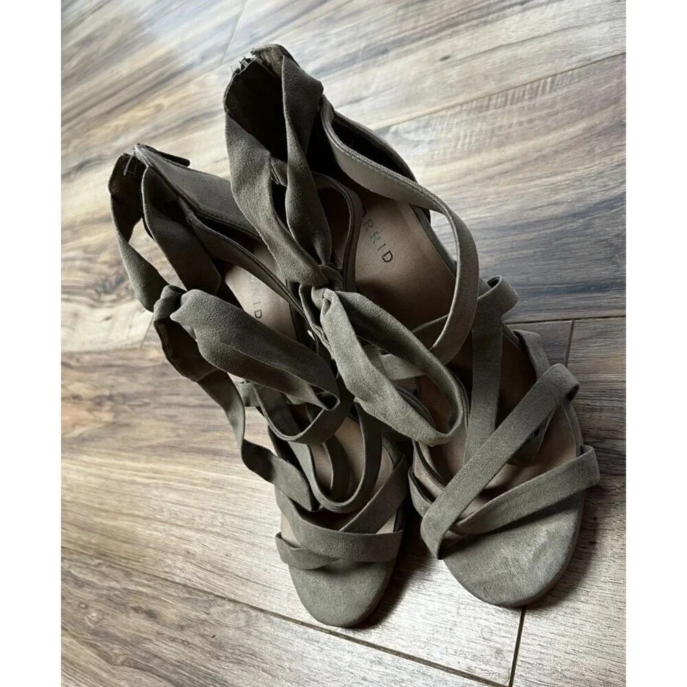 Torrid 4” Dark Taupe Thick Strappy Wrap Heel Size 8.5 Faux Suede Sexy Women’s
